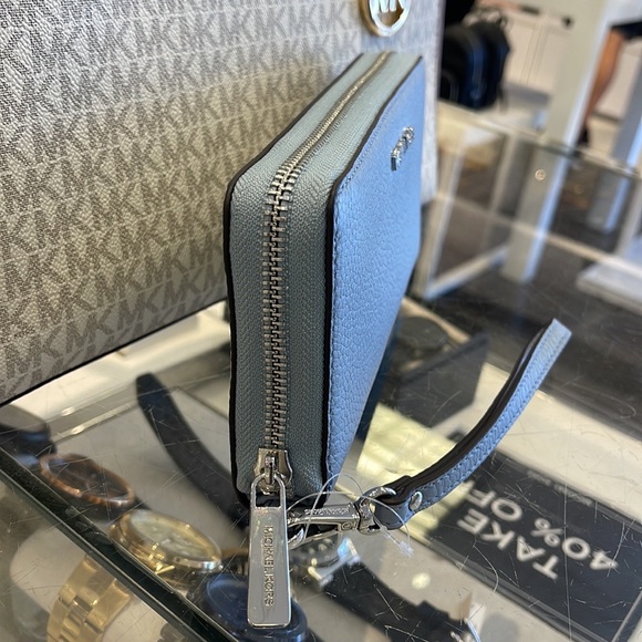 MICHAEL KORS
Leather Continental Wristlet Phone Case Wallet
Pale Blue
NWT - Picture 6 of 16
